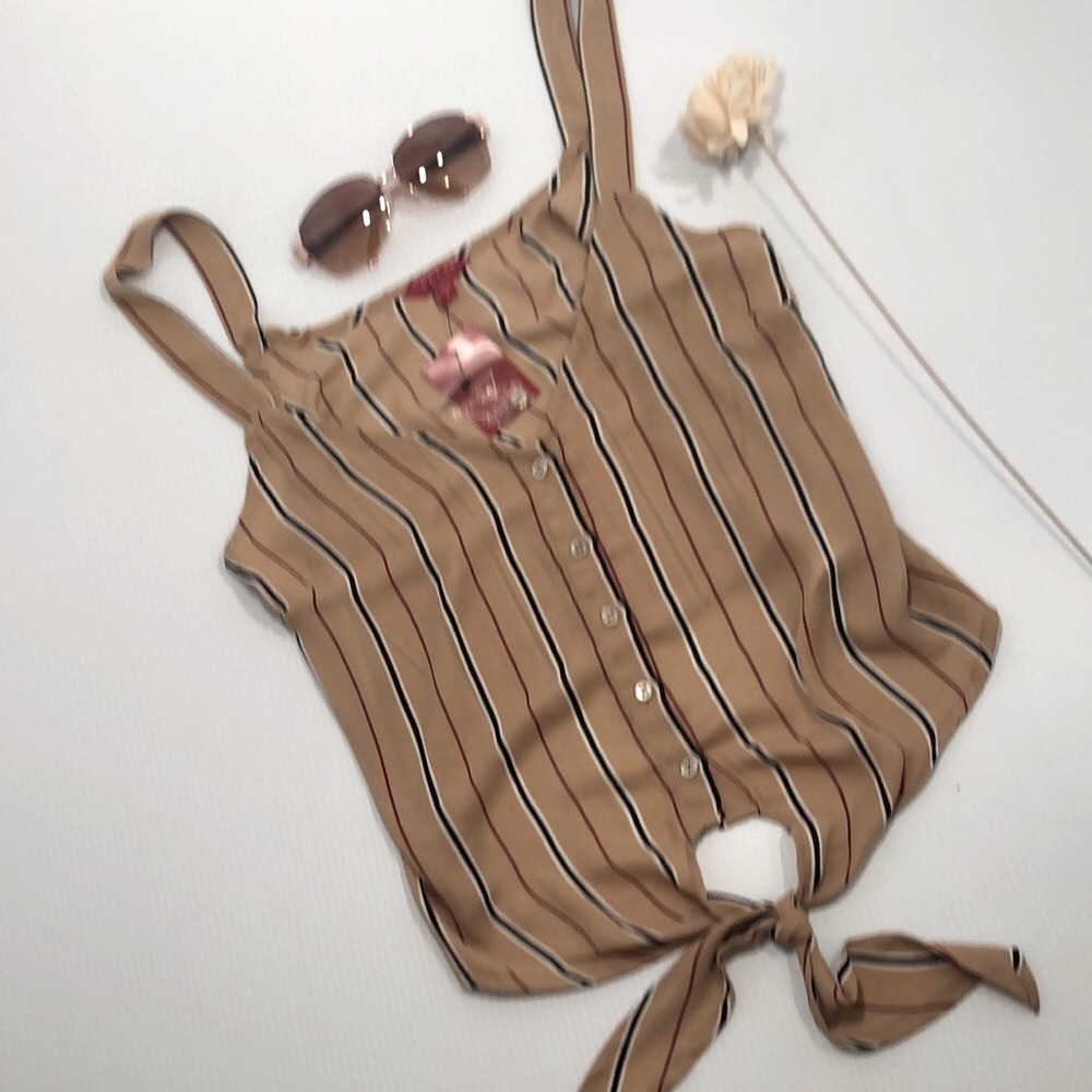 NEW- Guess top, gold buttons, ties at waist. Sz M